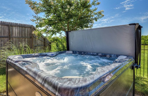 Oklahoma City Casa | Amazing family home with AC, heated year-round pool, hot tub, game room and more