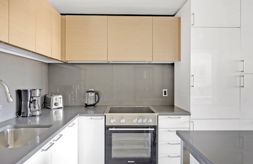 West Fens Apartamento | Amazing Fenway Studio w/ W/D, Conc, & Gym, near T, by Blueground