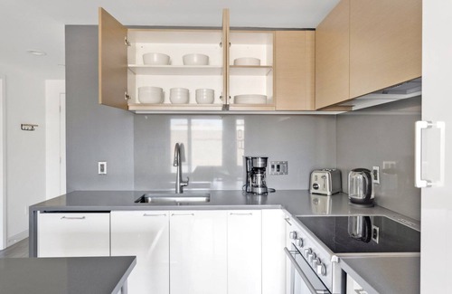 West Fens Apartamento | Amazing Fenway Studio w/ W/D, Conc, & Gym, near T, by Blueground