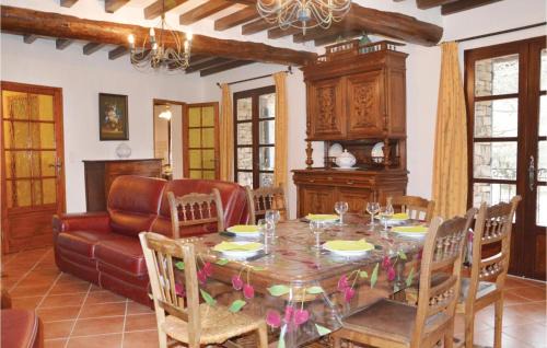 Saint-Martin-de-Castillon Casa | Amazing Home In St Martin De Castillon