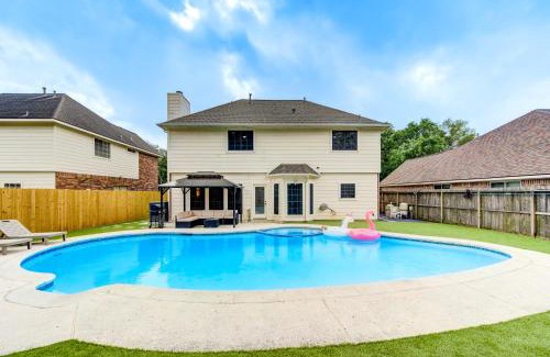Katy Casa | Amazing Getaway Home - 4 Bedrooms 2,5 Baths - West Houston, Katy, Richmond - Huge Pool, Mini-Golf, PingPong, Billards, BBQ, Katy Asian Town, Typhoon Waterpark, King Bed