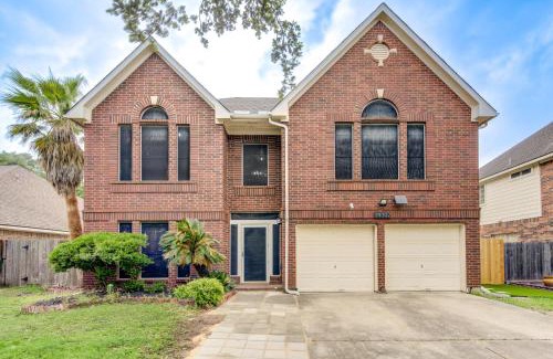Katy Casa | Amazing Getaway Home - 4 Bedrooms 2,5 Baths - West Houston, Katy, Richmond - Huge Pool, Mini-Golf, PingPong, Billards, BBQ, Katy Asian Town, Typhoon Waterpark, King Bed