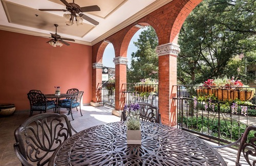 Downtown Knoxville Condominio | Increíble Heart of Market Square, terraza exterior con vistas a la plaza.