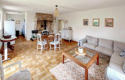 Saint-Privat-des-Pres Casa | Amazing Home In Saint-Privat-Des-Prés