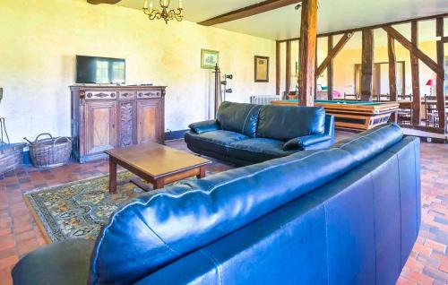 Ligny-le-Ribault Casa | Amazing Home In Ligny Le Ribault