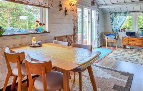 Hakenaset Casa | Amazing Home In Höviksnäs With Wifi