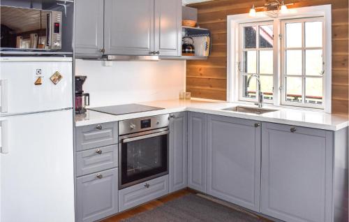 yer Casa | Amazing Home In Øyer With Kitchen