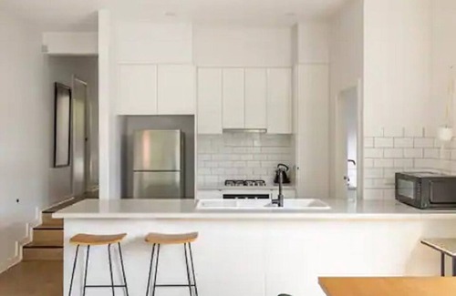 Heidelberg Casa | Amazing Home on the Hill - 400m to train, hospitals, cafes, shops. 11kms to CBD!