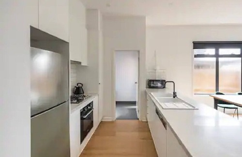 Heidelberg Casa | Amazing Home on the Hill - 400m to train, hospitals, cafes, shops. 11kms to CBD!