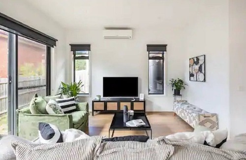 Heidelberg Casa | Amazing Home on the Hill - 400m to train, hospitals, cafes, shops. 11kms to CBD!