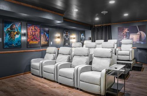Luray Casa | Amazing House - Movie & Game Room, Hot Tub, Fire Pit & Golf Course