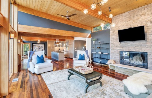 Hyde Park Casa | Amazing Hudson Valley House Nestled in the Cliffs Along the Hudson River...