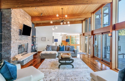 Hyde Park Casa | Amazing Hudson Valley House Nestled in the Cliffs Along the Hudson River...