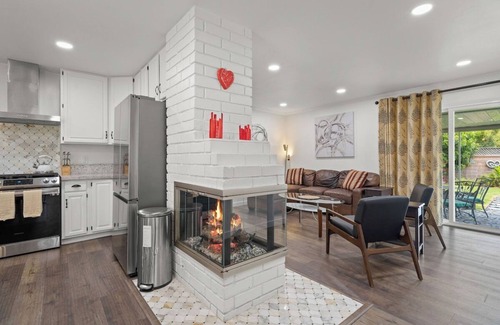 Los Altos Casa | *Amazing Indoor Fire Place *Cozy Home Long Beach*