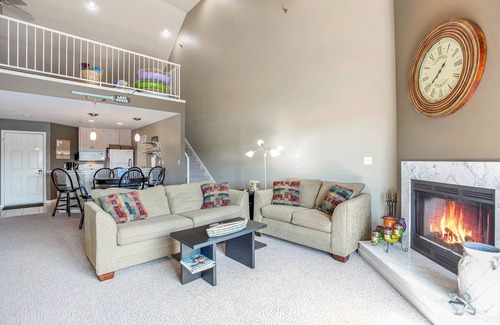 Kaiser Condominio | Amazing Lake Views with Pool, Loft, & Balcony