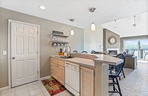Kaiser Condominio | Amazing Lake Views with Pool, Loft, & Balcony