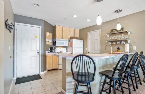 Kaiser Condominio | Amazing Lake Views with Pool, Loft, & Balcony