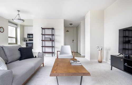 Lake View East Apartamento | Amazing Lakeview 1BR w/ Rooftop Pool, near Wrigley Field, by Blueground