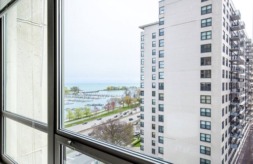 Lake View East Apartamento | Amazing Lakeview 1BR w/ Rooftop Pool, near Wrigley Field, by Blueground