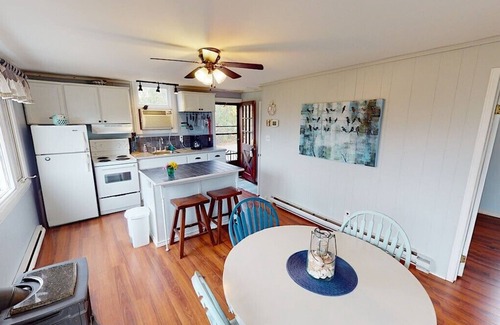 Central Huron Cabaña | Amazing Lakeview-Cozy Cottage- Private Beach Access Sleeps 6