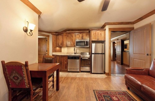 Gatlinburg Villa | Amazing large 2-bedroom villa atop the mountain. Sleeps 8, water park included.