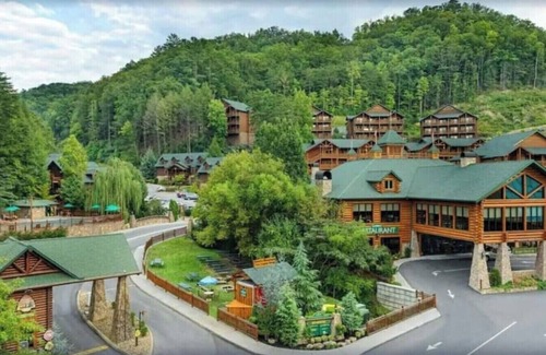 Gatlinburg Villa | Amazing large 2-bedroom villa atop the mountain. Sleeps 8, water park included.