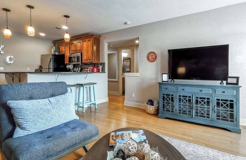 Plaza Westport Condominio | Plaza de lujo de 2 dormitorios! Impresionante ubicación; A pasos de la plaza! Libro para el otoño!