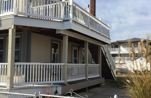 Wildwood Crest Casa | Increíble ubicación a 1 1/2 cuadras de la playa, que admite mascotas y estacionamiento privado