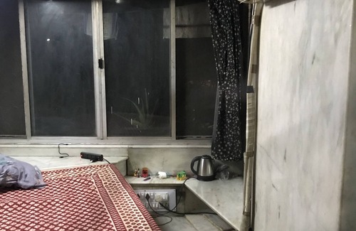 Koregaon Park Apartamento | Amazing Marble Bedroom with Romantic Tub