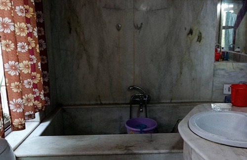 Koregaon Park Apartamento | Amazing Marble Bedroom with Romantic Tub