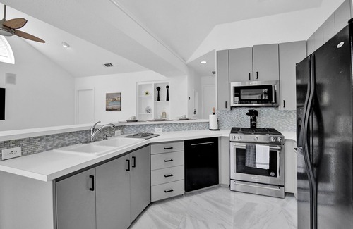 Far North Dallas Casa | Amazing Modern N Dallas Retreat, Superb location, Pet friendly, Salt water pool