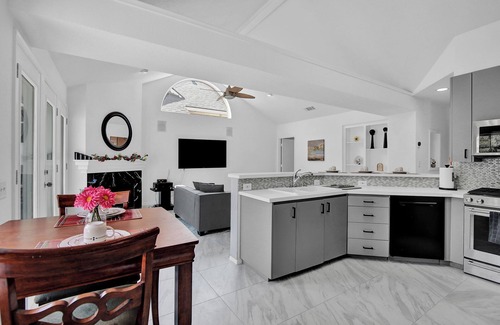 Far North Dallas Casa | Amazing Modern N Dallas Retreat, Superb location, Pet friendly, Salt water pool