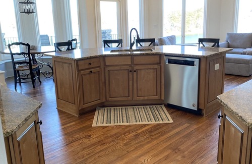 Six Mile Casa | Amazing Mountain, Lake and Private Island Views ~ Hot Tub ~ Kayaks ~ Pizza Oven!