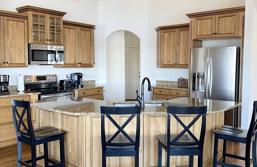 Six Mile Casa | Amazing Mountain, Lake and Private Island Views ~ Hot Tub ~ Kayaks ~ Pizza Oven!