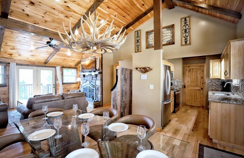 Chalet Village Cabina | ¡GUAUU! Mt LeConte & Ober ¡VISTAS! Cabina de lujo 2/2, 3 chimeneas, 3. 4 mi al centro