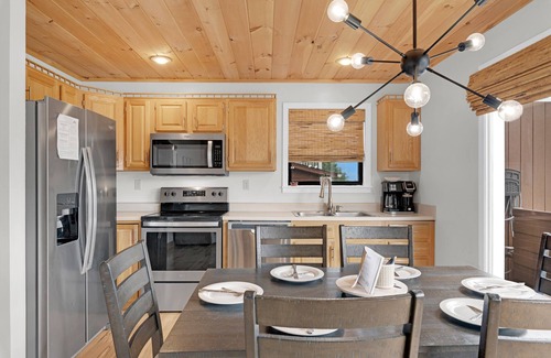 Chalet Village Chalet De Esquí | Amazing Mt.Leconte views/Firepit/Hot Tub
