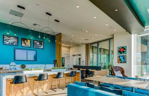 Downtown Oakland Apartamento | Amazing Oakland 1BR w/ AC, W/D, Sky Deck, next to BART, by Blueground