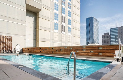 Downtown Oakland Apartamento | Amazing Oakland 1BR w/ AC, W/D, Sky Deck, next to BART, by Blueground