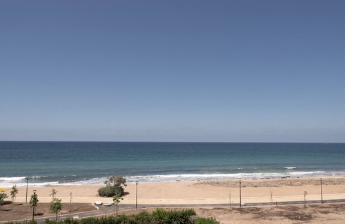 Elqosh Apartamento | Amazing Ocean View: Beachfront-Entire Apartment