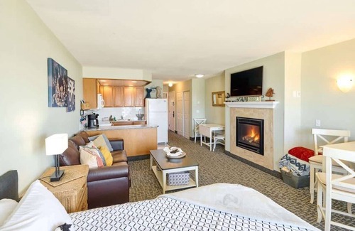Logsden Condominio | Amazing Ocean View Suite - Sleeps Six - Pool Access & Hot Tub!