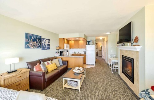 Logsden Condominio | Amazing Ocean View Suite - Sleeps Six - Pool Access & Hot Tub!