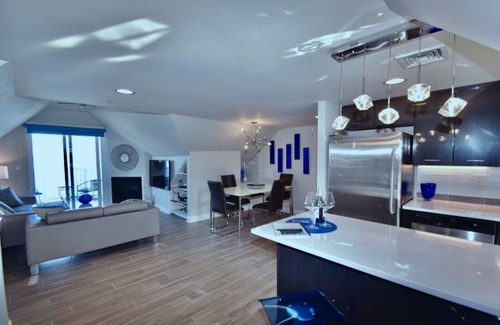 Provincetown Condominio | CHIC OCEAN VIEW WEST END PENTHOUSE (THE SANDPIPER) (SOLO REMODELADO)