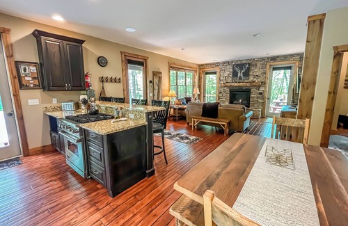 North Glade Hills Casa | Amazing Outdoor Space with Amenities Galore! Hot Tub, Fire Pit, and More!
