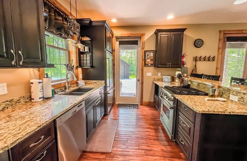 North Glade Hills Casa | Amazing Outdoor Space with Amenities Galore! Hot Tub, Fire Pit, and More!