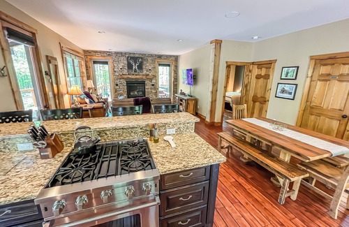 North Glade Hills Casa | Amazing Outdoor Space with Amenities Galore! Hot Tub, Fire Pit, and More!