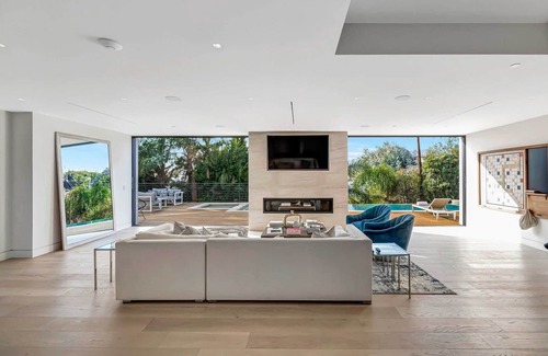 Pacific Palisades Casa | Amazing Palisades contemporary masterpiece!