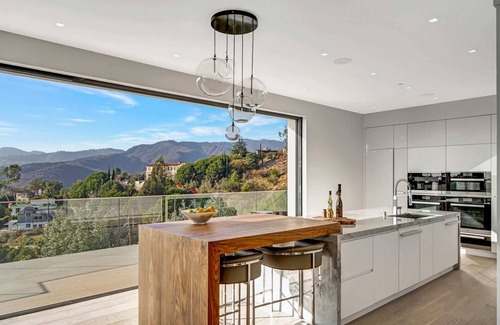 Pacific Palisades Casa | Amazing Palisades contemporary masterpiece!