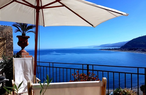 Castel Di Tusa Casa | Increíble terraza panorámica en Castel di Tusa - aire acondicionado y wi-fi