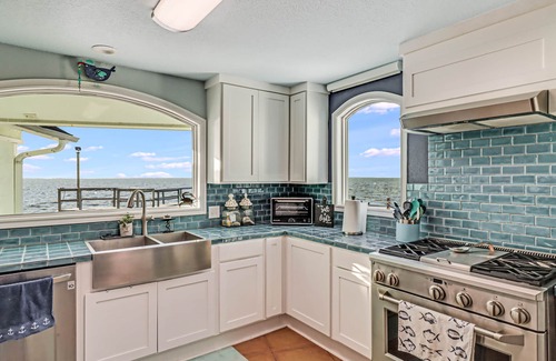 Rockport Casa | Amazing Pool, Hottub, Pier, Palaypa, Fire pit and BBQ Area!