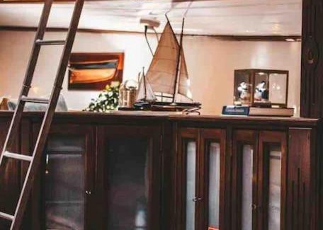 Amsterdam East Alquiler De Eote | AMAZING PRIVATE LUXURY BOAT ACCOMMODATION